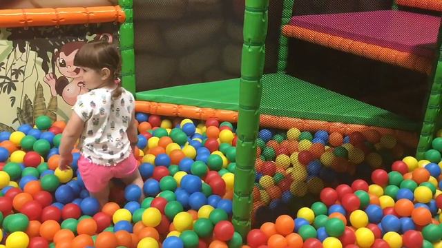 Детская игровая комната в Польше. выходной день в развлекательном центре для детей смотреть онлайн