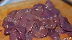 Куриная печень, тушенная с луком и морковью