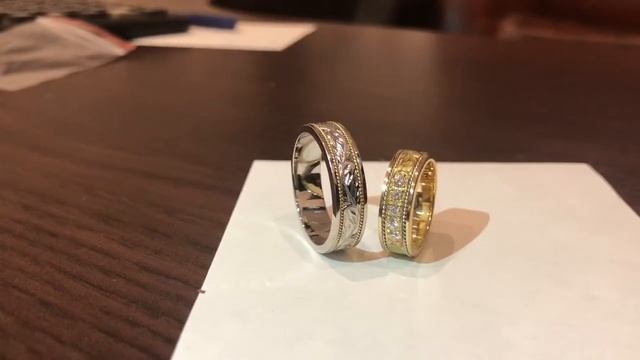 Пара обручальных колец из платины и золота