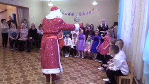 Оркестр с родителями на новогоднем утреннике в детском саду.