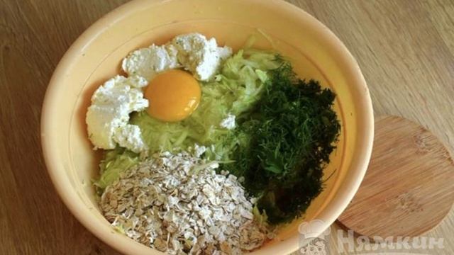 Кабачковые оладьи с творогом и хлопьями