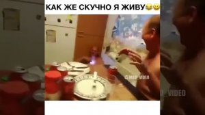 Электрошокер , бьет себя сам