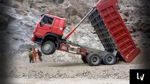 ?OMG ✔(Хово на выгрузке грунта ) Chinese dump truck _On unloading soil.