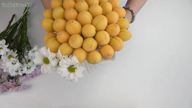 Сделай сам Букет из абрикосов с цветами хризантемами. Идея букета своими руками. Фуд флористика смотреть онлайн