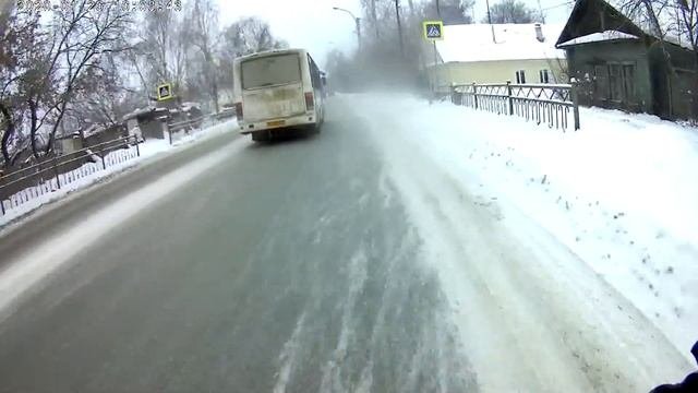 Велокурьер снял гипс с ноги - и поехал за шипованной покрышкой в СДЭК. Снова на летней резине. ?