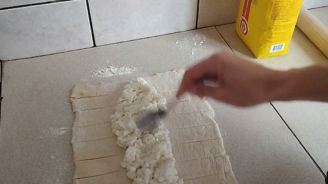 Плетёнка с творогом. Выпечка из слоёного теста. Простые десерты