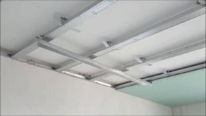 как в одиночку поднимать гипсокартон на потолок