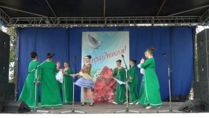 Бежит река, в тумане тает