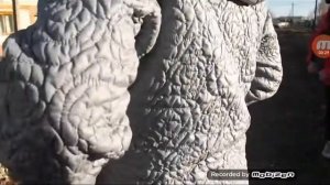 Девушка упала в лужу