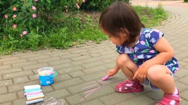 Мелки для асфальта из Фикс Прайс/Амина тестирует мелки на улице/класс или провал? смотреть онлайн