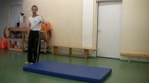 Кувырок назад в стойку ноги врозь