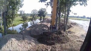Отсыпка земляного вала и террасы экскаватором