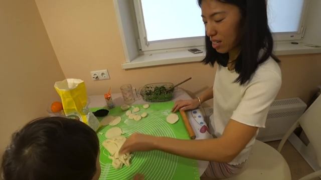 КИТАЙСКИЕ ПЕЛЬМЕНИ С ТОЙ ТРАВОЙ КОТОРУЮ СОБИРАЛА ЮЛЯ. ПАСТУШЬЯ СУМКА. ВЫБИРАЕМ ЗЕМЛЮ ПОД ДОМ смотреть онлайн