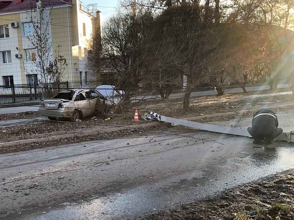 В Омске после ДТП столб упал на коляску с ребенком / События на ТВЦ