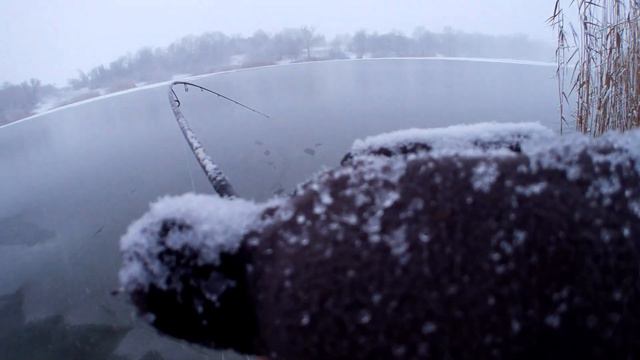 Джиг з берега в грудні.Рибалка.Попав в стаю мирної риби, а я то думав що то був крупний судак з ями смотреть онлайн