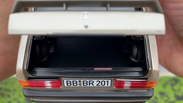 1:18 Mercedes-Benz W201 190E 2.3-16, Smoke silver - Norev Dealer Edition [Unboxing] смотреть онлайн