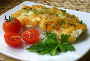 Куриные отбивные под шубой в духовке – сытное и интересное по вкусу блюдо.