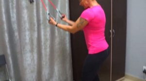 Разгибание рук с резиной на трицепс, обратный хват