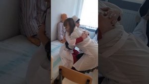 перемещение пациента с кровати на кресло каталку