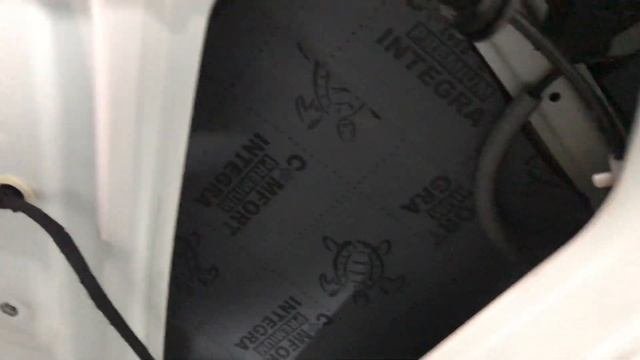 Двери Skoda Octavia разобраны до метала. Вы видите штатную виброшумоизоляцию? Добавили 4 слоя шумки