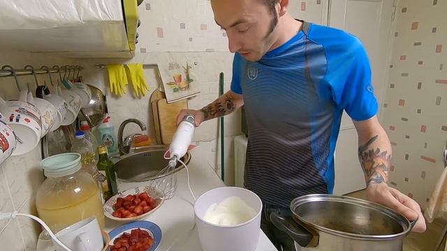 КАК ПРИГОТОВИТЬ потрясающий летний ДЕСЕРТ ИЗ КЛУБНИКИ смотреть онлайн