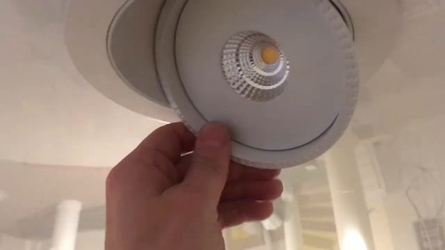 Белый глянцевый натяжной потолок с точечными светильниками с большим углом поворота. Тольятти. смотреть онлайн