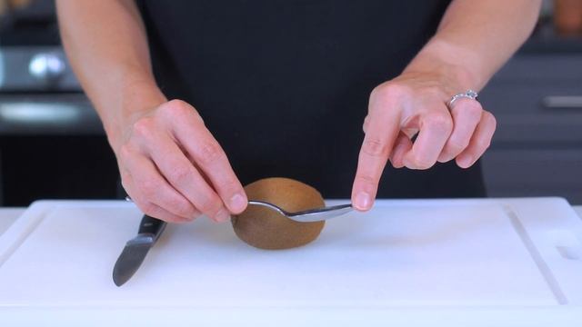 How to Cut a Kiwi - 3 Easy Ways! смотреть онлайн