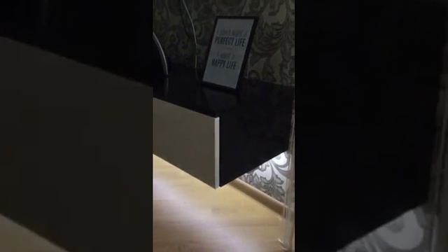 Подвесная тумба под ТВ, без ручек. Тумба под телевизор из МДФ глянец. Фурнитура Blum. Тумбы Киев.