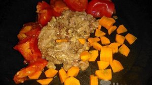 Говяжий фарш с овощами в сметане на сковороде