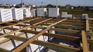КАК СДЕЛАТЬ ФРОНТОН ДВУХСКАТНОЙ КРЫШИ ДОМА ИЗ ГАЗОБЕТОНА.