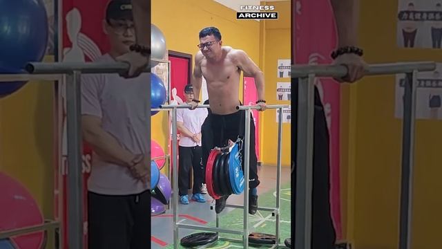 World Record Tricep DIp by Liu Weiqiang - 154.20 kg or 339.95 lbs. смотреть онлайн