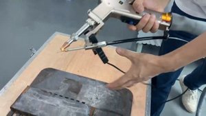 Ручной лазерный сварочный аппарат мощностью 2000 Вт с устройством подачи проволоки