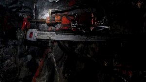 Дистанционно-управляемая машина Brokk 400 с установкой бурения MMB260 в руднике