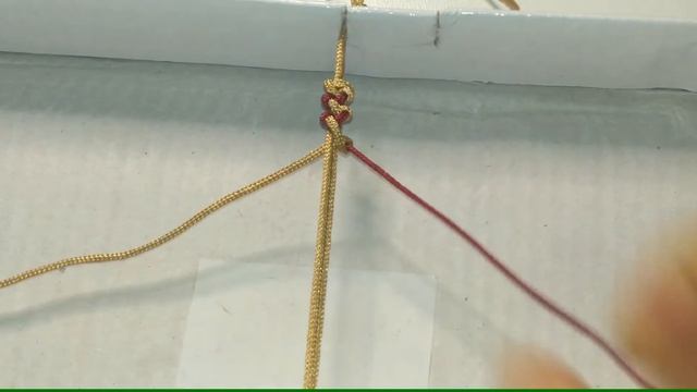 Как сделать браслет дружбы / Делаем дома браслет макраме / как сделать браслет удачи DIY смотреть онлайн