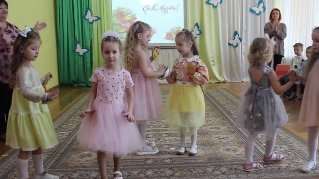 танец в детском саду. смайлики 8.03.2023 смотреть онлайн