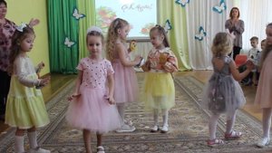 танец в детском саду. смайлики 8.03.2023