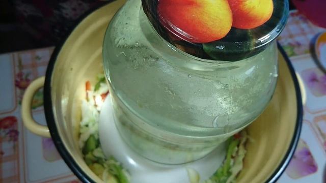 Супер салат с зеленых помидор капусты и перца.