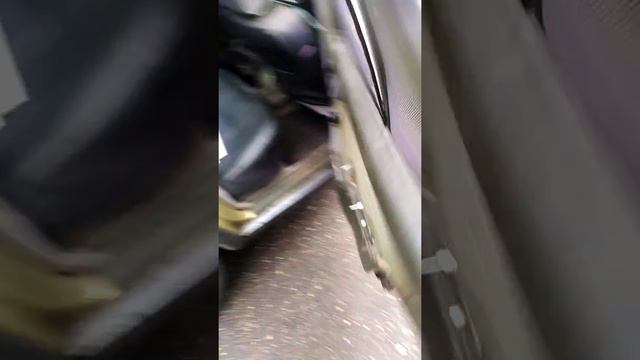 Мерседес 124 2.5 дизель купили и нашли золотую серёжку