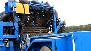 Картофелеуборочный комбайн - механизмы.avi