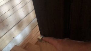 Калитка на лестницу из дерева для защиты детей