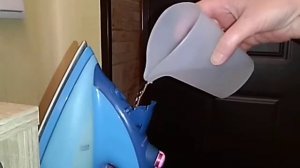 Заливаем воду в утюг