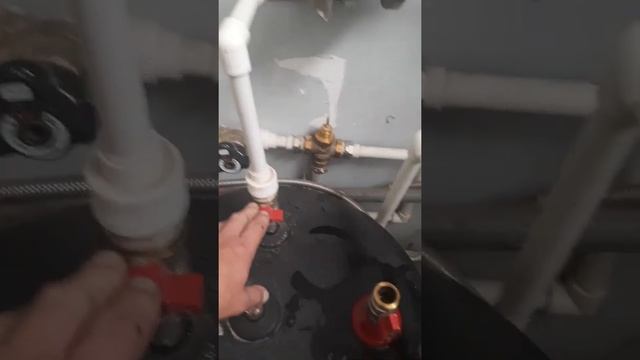 Бойлер пропускает воду в другой контур. как определить