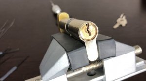 Как извлечь сломанный ключ из скважины замка.