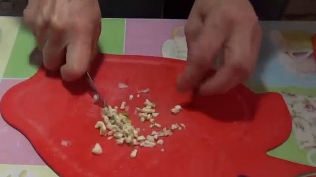 Салат из свеклы зеленого горошка, соленых огурцов