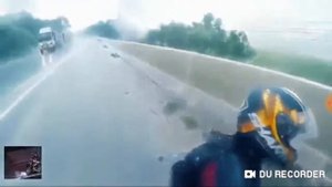 Парень спас свою девушку!Ты бы так смог?