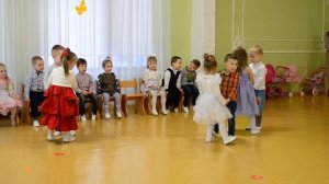 Танец малышей Ласково детей называют мамы Утренник 8 Марта Младшая группа