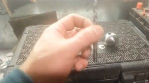 Сверлим шарик от подшипника)))
