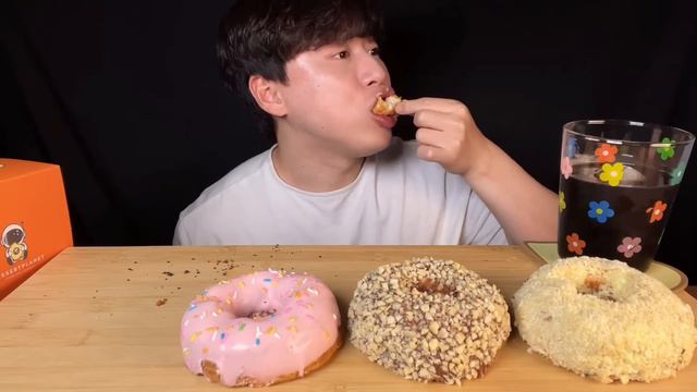 SUB) 바삭하고 달달한 크림 크로넛 먹방 ASMR│도넛 모양의 크로와상🥐 안에 크림이 들어 있는 도넛🍩 심슨 크로넛, 흑임자 크로넛, 메로나 크로넛, 누텔라 크로넛 등 смотреть онлайн