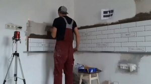 Процесс укладки плитки "кабанчик " на кухонный фартук .