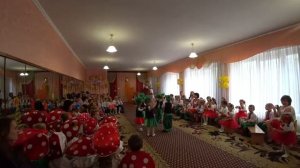 Dance of watermelons in the younger group.Танец арбузиков в младшей группе
